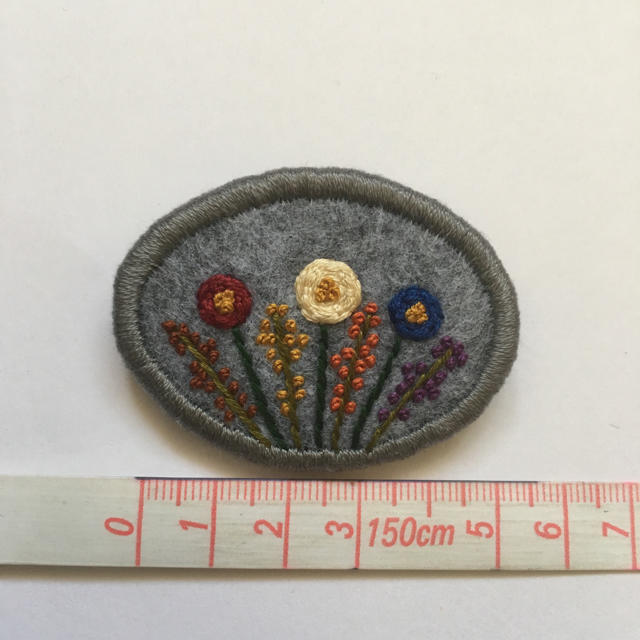 480.お花の刺繍ブローチ✴︎受注製作 ハンドメイドのアクセサリー(コサージュ/ブローチ)の商品写真