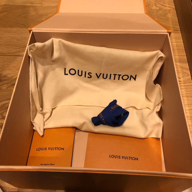 国産豊富な LOUIS VUITTON - サンタモニカ限定 ジャイアントモノグラム ポーチの通販 by sakurasaki|ルイヴィトンならラクマ 超特価得価