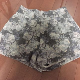 ミスティウーマン(mysty woman)の10/4まで出品厚手花柄ショートパンツ(ショートパンツ)