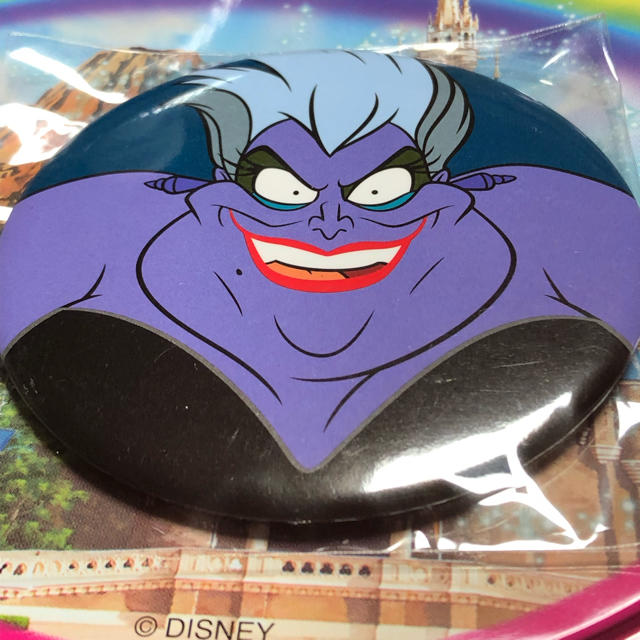 Disney(ディズニー)の★ アースラー 缶バッチ エンタメ/ホビーのおもちゃ/ぬいぐるみ(キャラクターグッズ)の商品写真