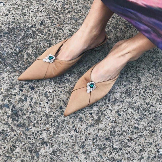 人気完売 AMERI 2way pointed toe mule ベージュ