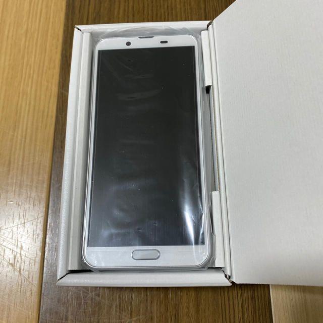 SHARP(シャープ)のAQUOS sense2 SH-M08 ホワイトシルバー simフリー 新品 スマホ/家電/カメラのスマートフォン/携帯電話(スマートフォン本体)の商品写真