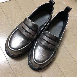 ザラ(ZARA)のエナメルローファー シルバー(ローファー/革靴)