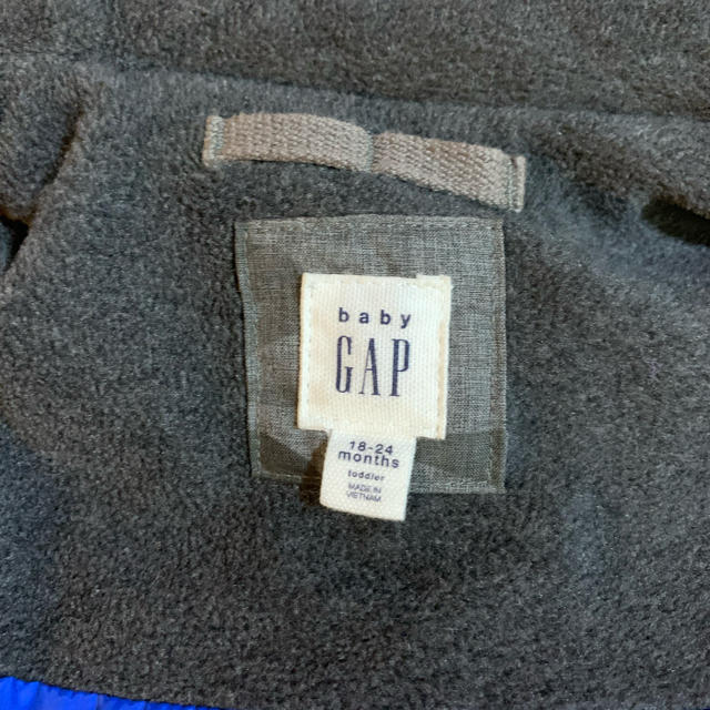 babyGAP(ベビーギャップ)の値下げ格安【babyGap】迷彩グレーのダウンベスト☆90 キッズ/ベビー/マタニティのキッズ服男の子用(90cm~)(ジャケット/上着)の商品写真