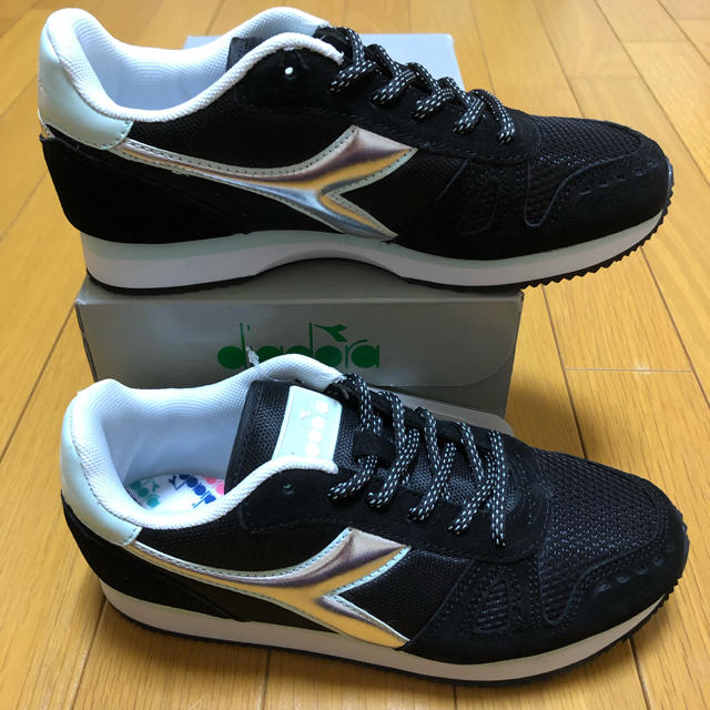 DIADORA(ディアドラ)の★新品 イタリアブランド diadora  スニーカー 22.5 ブラック レディースの靴/シューズ(スニーカー)の商品写真