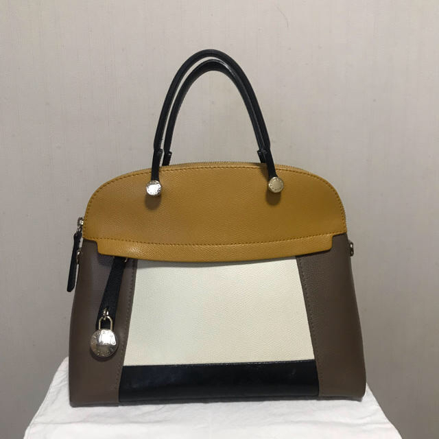 【美品】FURLA　PIPER 　 Mサイズ