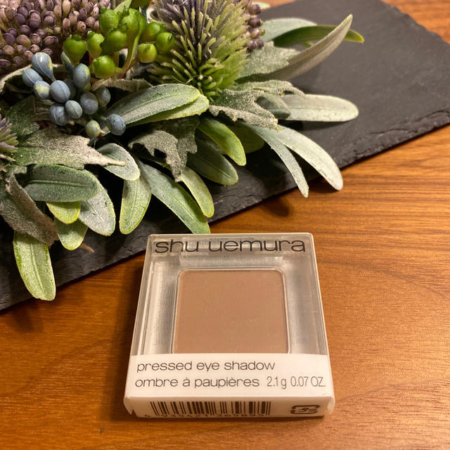 shu uemura(シュウウエムラ)のシュウ　ウエムラ ✳︎ アイシャドーMベージュ831【新品】 コスメ/美容のベースメイク/化粧品(アイシャドウ)の商品写真