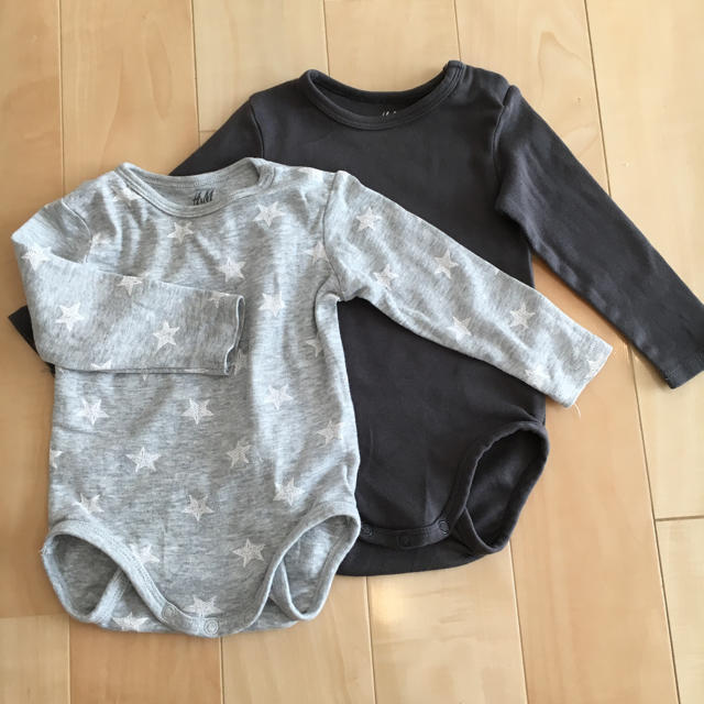 H&M(エイチアンドエム)のH&M ボディ肌着 グレー2枚セット キッズ/ベビー/マタニティのベビー服(~85cm)(肌着/下着)の商品写真