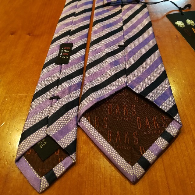 DAKS(ダックス)の✨DAKS ダックス イタリア製の紫色ストライプのネクタイ♪ メンズのファッション小物(ネクタイ)の商品写真