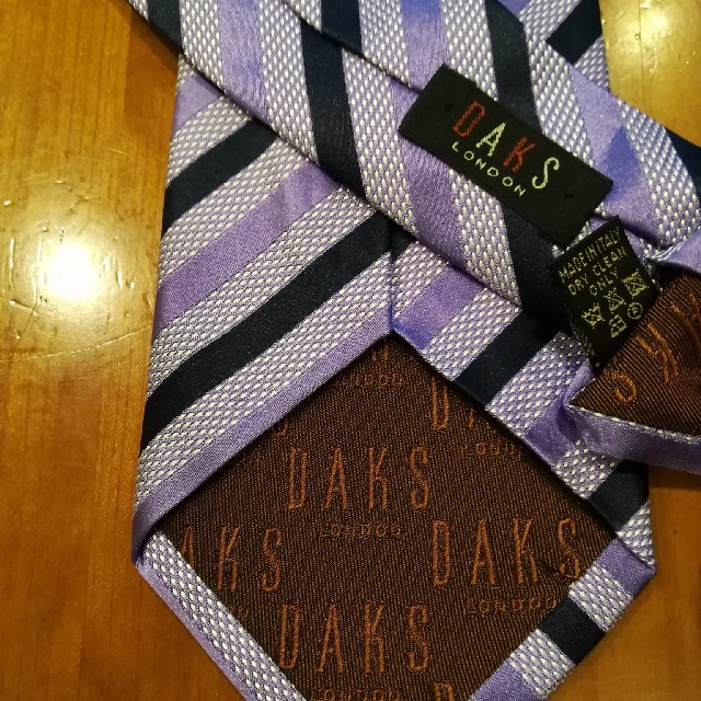 DAKS(ダックス)の✨DAKS ダックス イタリア製の紫色ストライプのネクタイ♪ メンズのファッション小物(ネクタイ)の商品写真