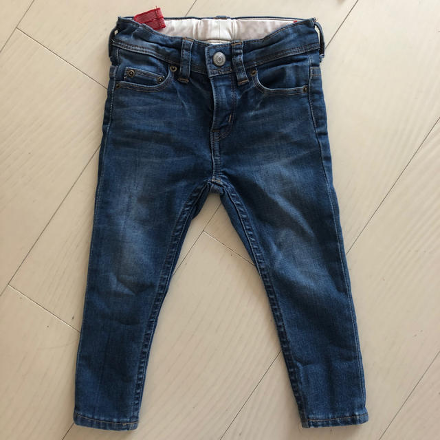 DENIM DUNGAREE(デニムダンガリー)のCOMECHATTO&CLOSETスキニーデニム 90 キッズ/ベビー/マタニティのキッズ服男の子用(90cm~)(パンツ/スパッツ)の商品写真