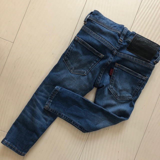 DENIM DUNGAREE(デニムダンガリー)のCOMECHATTO&CLOSETスキニーデニム 90 キッズ/ベビー/マタニティのキッズ服男の子用(90cm~)(パンツ/スパッツ)の商品写真