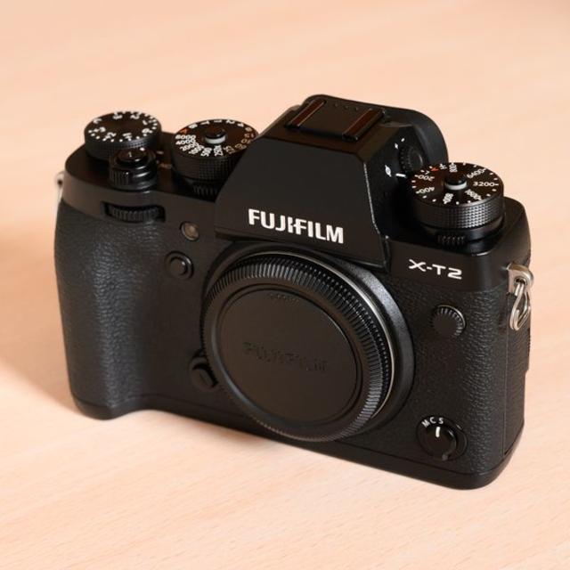 富士フイルム(フジフイルム)の【美品・送料無料・おまけ付き】FUJIFILM  X-T2 スマホ/家電/カメラのカメラ(ミラーレス一眼)の商品写真