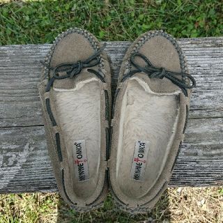 ミネトンカ(Minnetonka)のミネトンカ  MINNETONKA モカシン グレー ボア 7 24 (スリッポン/モカシン)