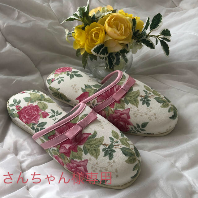 LAURA ASHLEY(ローラアシュレイ)のローラアシュレイ❤️【新品】薔薇のスリッパ🌹オードリー（2足） インテリア/住まい/日用品のインテリア小物(スリッパ/ルームシューズ)の商品写真