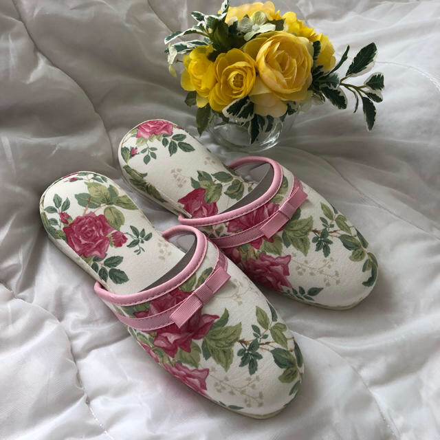 LAURA ASHLEY(ローラアシュレイ)のローラアシュレイ❤️【新品】薔薇のスリッパ🌹オードリー（2足） インテリア/住まい/日用品のインテリア小物(スリッパ/ルームシューズ)の商品写真