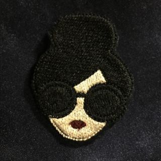 アリスアンドオリビア(Alice+Olivia)のサングラスガール♡刺繍ブローチ (ブローチ/コサージュ)