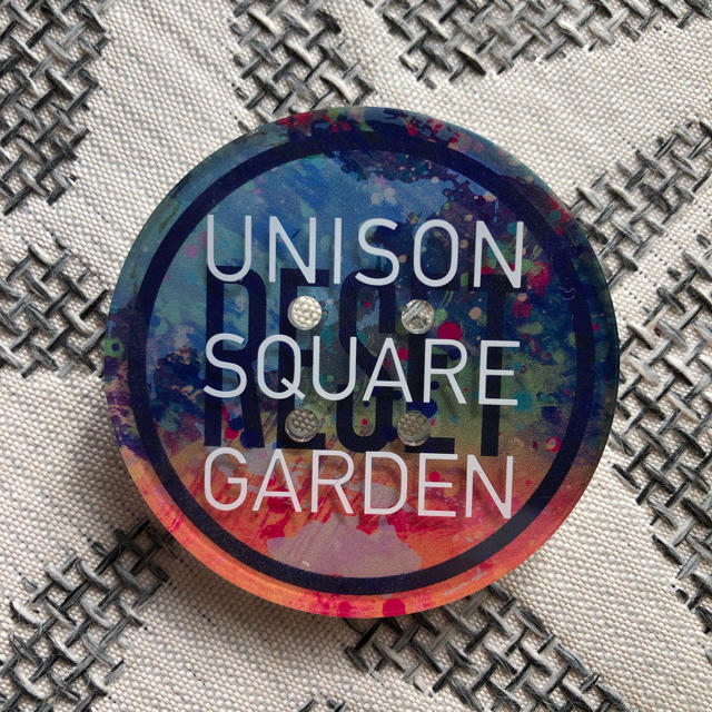 UNISON SQUARE GARDEN(ユニゾンスクエアガーデン)のUNISON SQUARE GARDE  バッジ エンタメ/ホビーのタレントグッズ(ミュージシャン)の商品写真