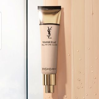 イヴサンローランボーテ(Yves Saint Laurent Beaute)の専用です！イヴ・サンローラン　ラディアントタッチオールインワングロウ(ファンデーション)