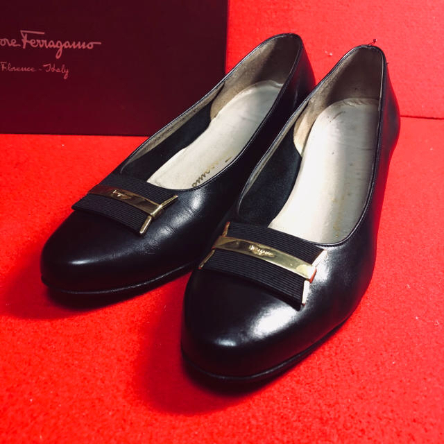 Salvatore Ferragamo(サルヴァトーレフェラガモ)のSalvatore Ferragamo フェラガモ  ブラック　パンプス　24 レディースの靴/シューズ(ハイヒール/パンプス)の商品写真