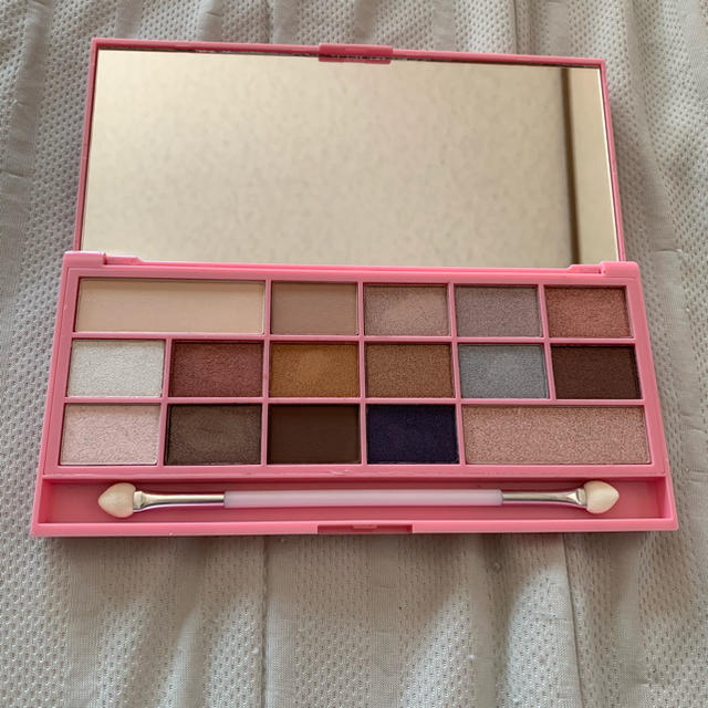 MAKE UP FOR EVER(メイクアップフォーエバー)のメイクアップレボリューション アイシャドウ パレット コスメ/美容のベースメイク/化粧品(アイシャドウ)の商品写真