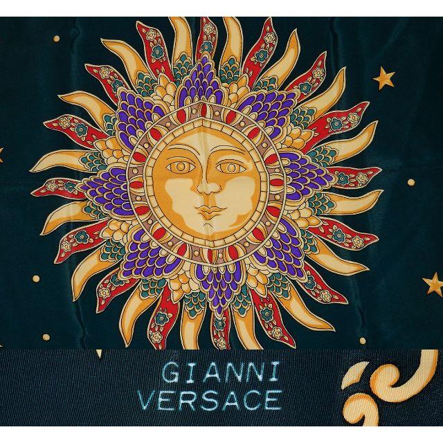 Gianni Versace(ジャンニヴェルサーチ)のジャンニ ヴェルサーチ　星座柄 大判スカーフ　シルク100％ レディースのファッション小物(バンダナ/スカーフ)の商品写真