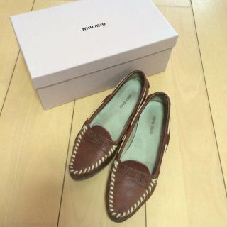 ミュウミュウ(miumiu)のmiumiuローファー24.5茶(ローファー/革靴)