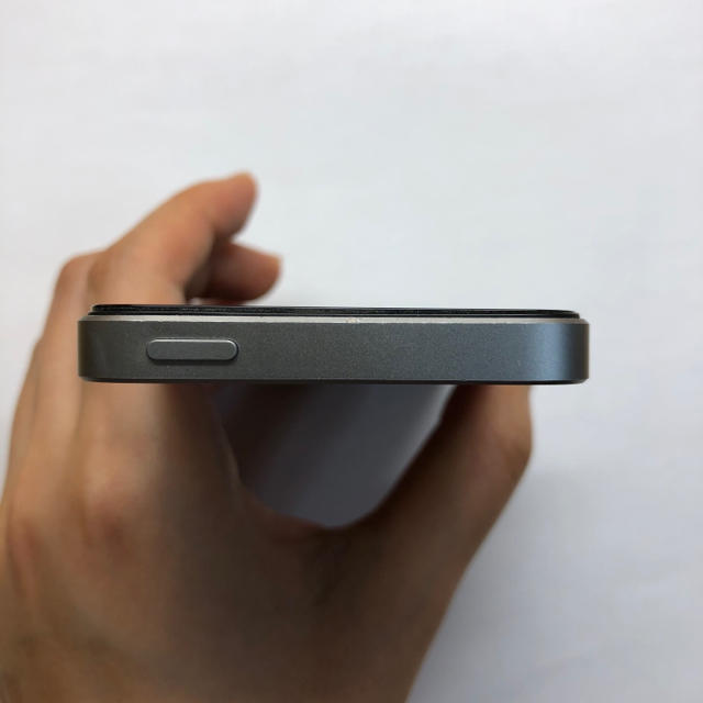 Apple(アップル)のiPhoneSE 64GB スペースグレー SIMフリー スマホ/家電/カメラのスマートフォン/携帯電話(スマートフォン本体)の商品写真