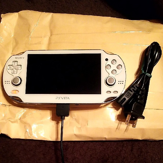 PlayStation Vita(プレイステーションヴィータ)のpsvita 白 PCH-1000 エンタメ/ホビーのゲームソフト/ゲーム機本体(携帯用ゲーム機本体)の商品写真