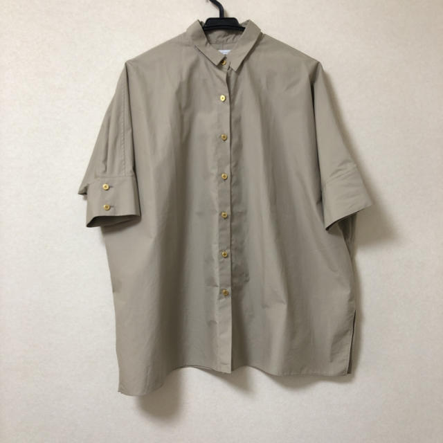 Spick & Span(スピックアンドスパン)の★専用★upperhightsTHE SHIRTベージュ シャツ アッパーハイツ レディースのトップス(シャツ/ブラウス(半袖/袖なし))の商品写真