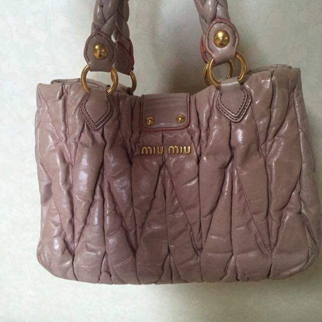 miumiu(ミュウミュウ)のmiumiu マトラッセ バッグ レディースのバッグ(ハンドバッグ)の商品写真