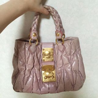 ミュウミュウ(miumiu)のmiumiu マトラッセ バッグ(ハンドバッグ)