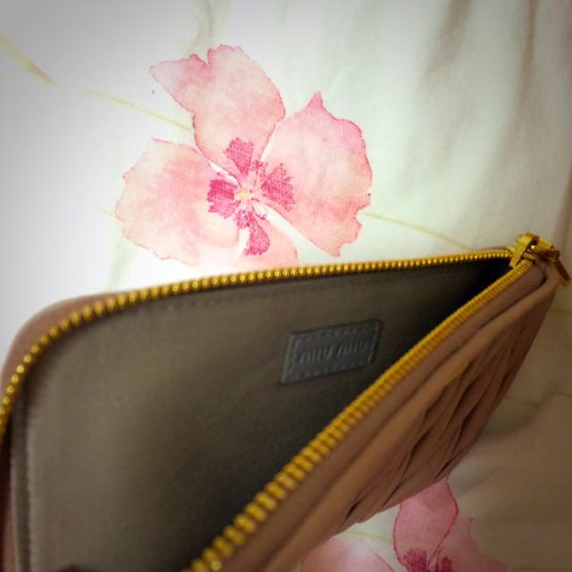 miumiu(ミュウミュウ)のmiu miu iPhoneケース レディースのファッション小物(その他)の商品写真