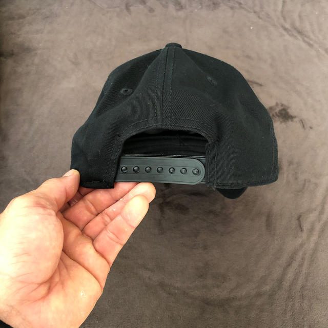 Alexander McQueen(アレキサンダーマックイーン)のMcQ Alexander McQueen メタルロゴcap メンズの帽子(キャップ)の商品写真