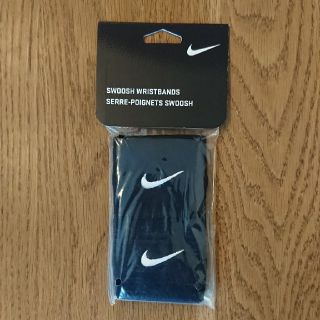 ナイキ(NIKE)のNIKE ナイキ リストバンド スウッシュ ブラック ホワイト(バングル/リストバンド)