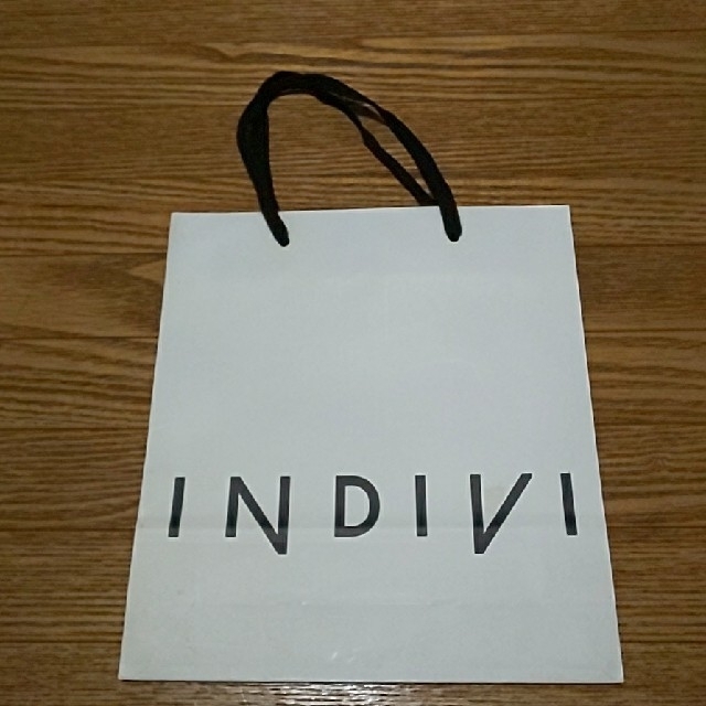 INDIVI(インディヴィ)のINDIVI ショップ紙袋 約22cm×24cm×7cm レディースのバッグ(ショップ袋)の商品写真