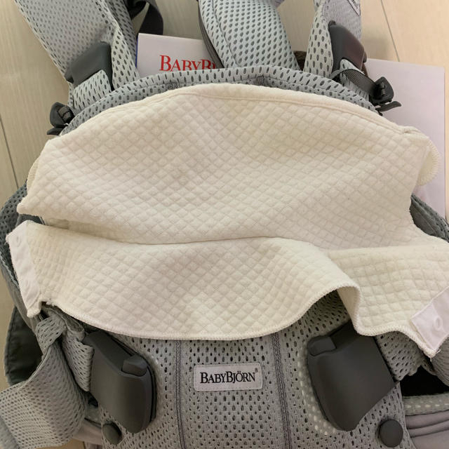 BABYBJORN(ベビービョルン)の※こりん様専用ページ※ビョルン ONE KAI Air ワンカイエアー シルバー キッズ/ベビー/マタニティの外出/移動用品(抱っこひも/おんぶひも)の商品写真