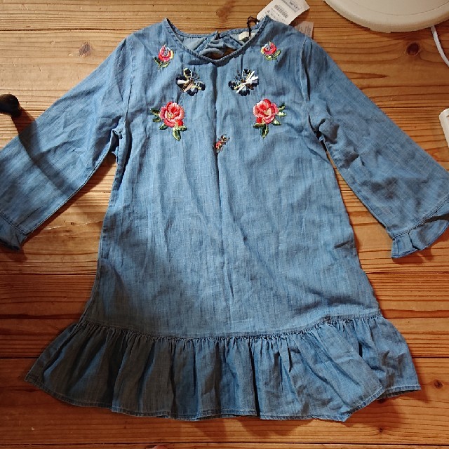 ZARA(ザラ)のZARA デニムワンピース 新品未使用 134 キッズ/ベビー/マタニティのキッズ服女の子用(90cm~)(ワンピース)の商品写真