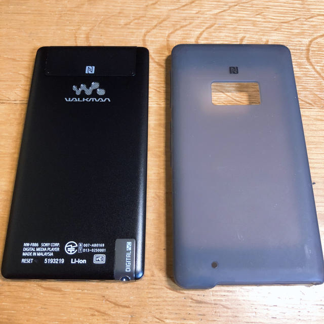 SONY(ソニー)のウォークマン nw-f886 ケース、フィルム付き(32GB)美品 スマホ/家電/カメラのオーディオ機器(ポータブルプレーヤー)の商品写真