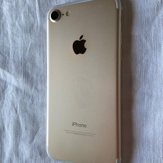 Apple(アップル)のiPhone7 Gold 32GB SIMフリー スマホ/家電/カメラのスマートフォン/携帯電話(携帯電話本体)の商品写真