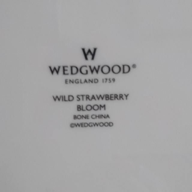 WEDGWOOD(ウェッジウッド)の新価格 ウェッジウッド ワイルドストロベリー  プレート ペア インテリア/住まい/日用品のキッチン/食器(食器)の商品写真