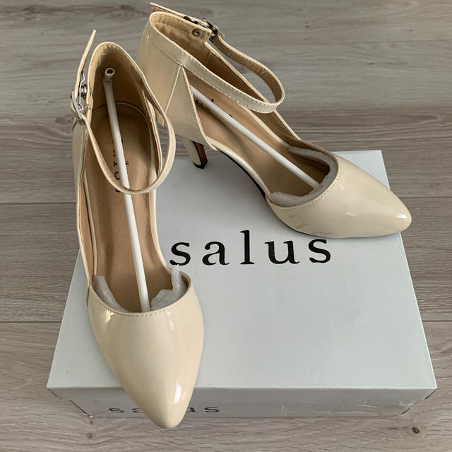 salus(サルース)のsalus パンプス ベージュ エナメル アンクルストラップ付き Lサイズ  レディースの靴/シューズ(ハイヒール/パンプス)の商品写真