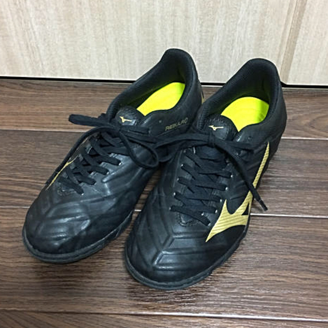 MIZUNO(ミズノ)の値下げ　ミズノ サッカートレーニングシューズ 23.0cm スポーツ/アウトドアのサッカー/フットサル(シューズ)の商品写真