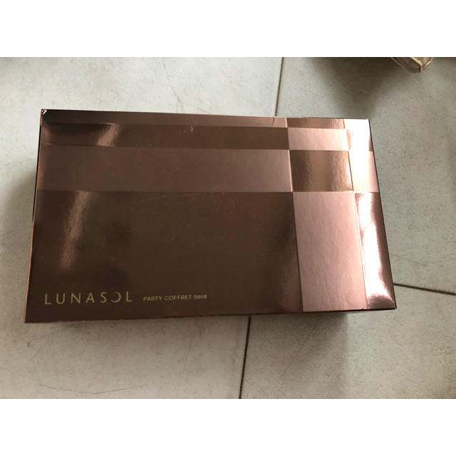 LUNASOL(ルナソル)のルナソル  パーティコフレ   2018  抜けなし  新品Q コスメ/美容のキット/セット(コフレ/メイクアップセット)の商品写真