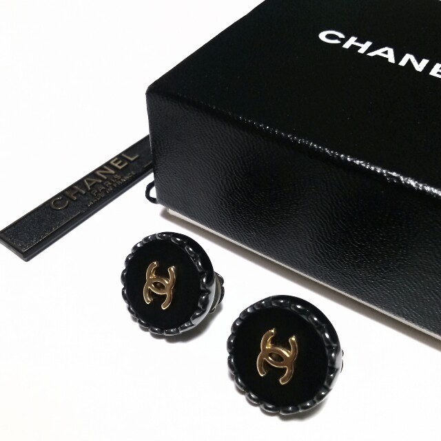 CHANEL(シャネル)のシャネル☆シンプルブラックイヤリング  レディースのアクセサリー(イヤリング)の商品写真