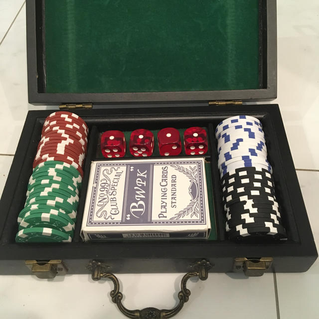 ポーカーセット トランプ チップ サイコロ エンタメ/ホビーのテーブルゲーム/ホビー(トランプ/UNO)の商品写真
