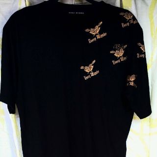 イッセイミヤケ(ISSEY MIYAKE)のISSEY MIYAKEゴールドカラー左フロント袖プリントTシャツ(Tシャツ/カットソー(半袖/袖なし))