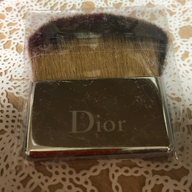 Dior(ディオール)の☆新品 未使用 ディオールコンパクトファンデ用ブラシ☆ コスメ/美容のベースメイク/化粧品(その他)の商品写真