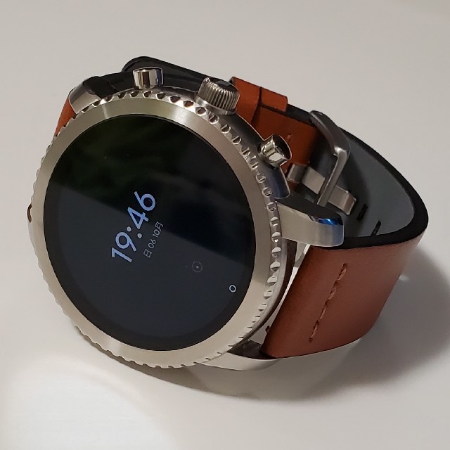 FOSSIL EXPLORIST タンレザー＆ラバー スマートウォッチ