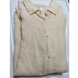 ユニクロ(UNIQLO)のユニクロ　麻100  シャツ　イエロー(シャツ/ブラウス(長袖/七分))